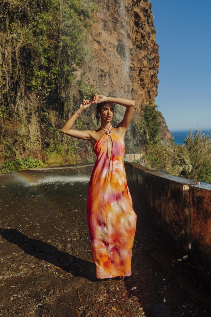 Vestido largo sin espalda con detalles de pedrería