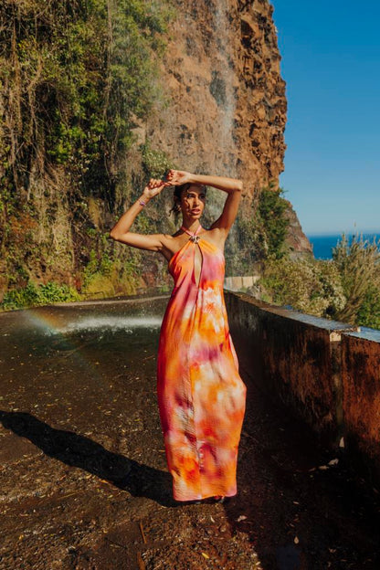 Vestido largo sin espalda con detalles de pedrería