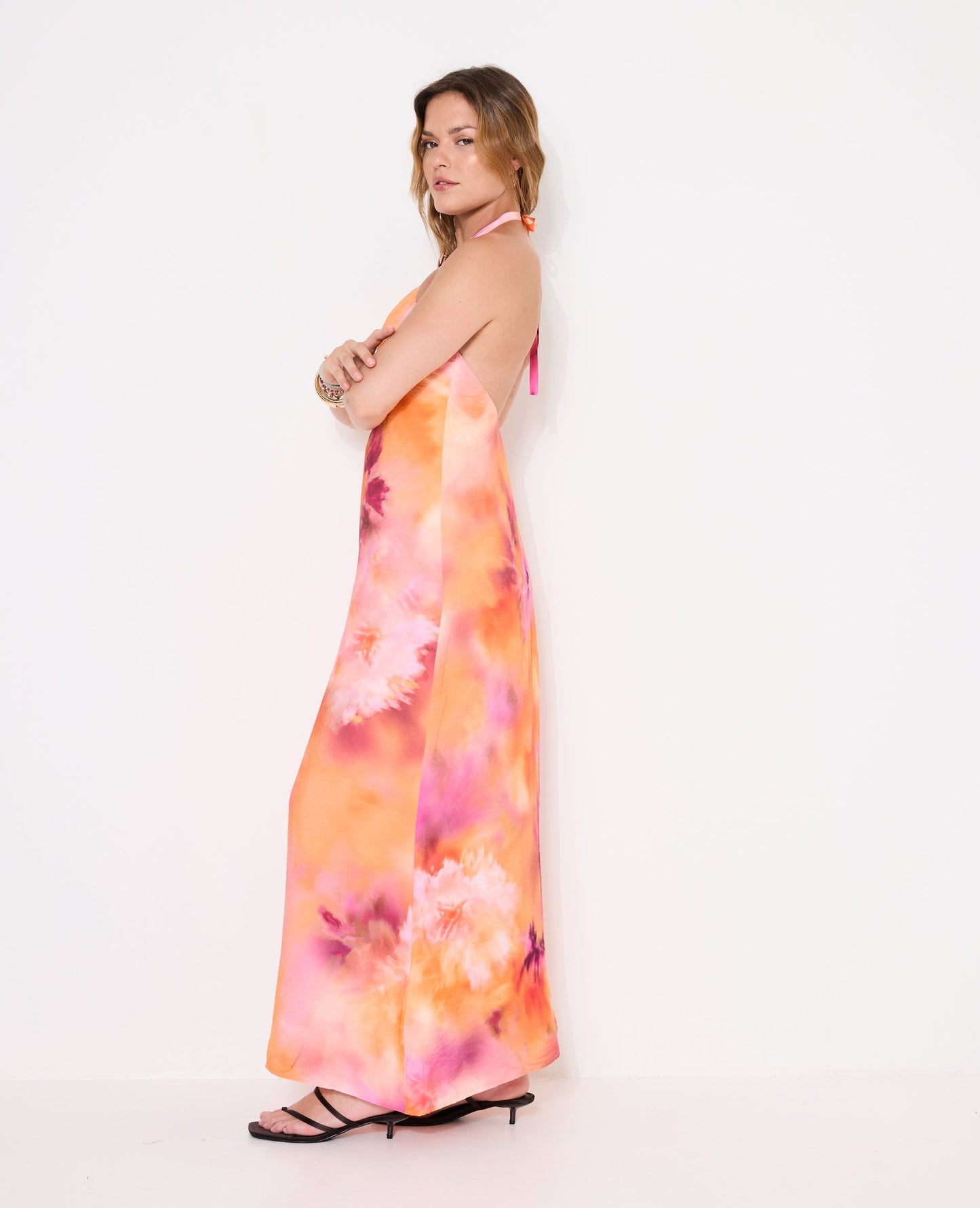 Vestido largo sin espalda con detalles de pedrería