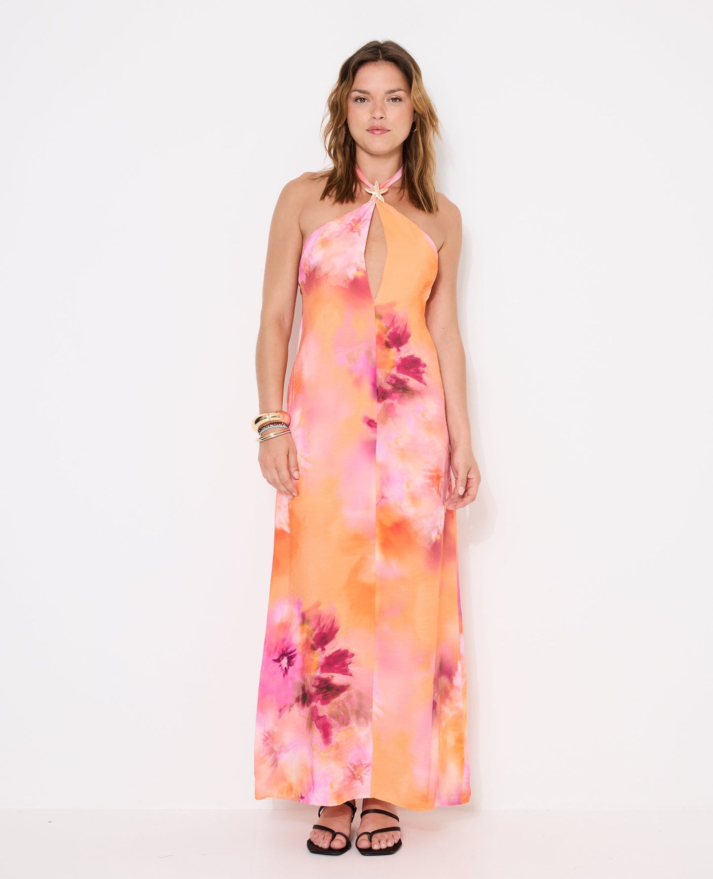 Vestido largo sin espalda con detalles de pedrería