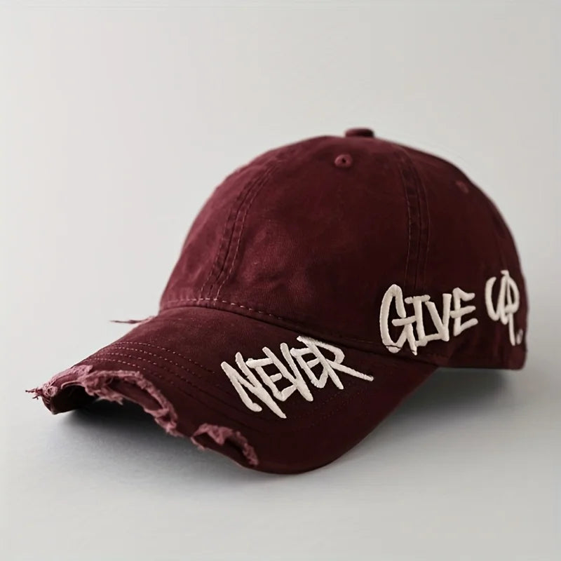 Gorra de béisbol americana con borde desgastado, bordado lateral, visera curva y gorro ligero acolchado.