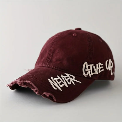 Gorra de béisbol americana con borde desgastado, bordado lateral, visera curva y gorro ligero acolchado.