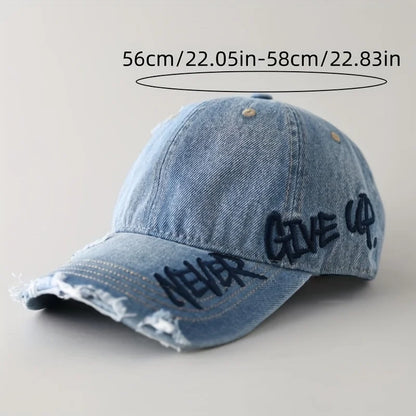 Gorra de béisbol americana con borde desgastado, bordado lateral, visera curva y gorro ligero acolchado.