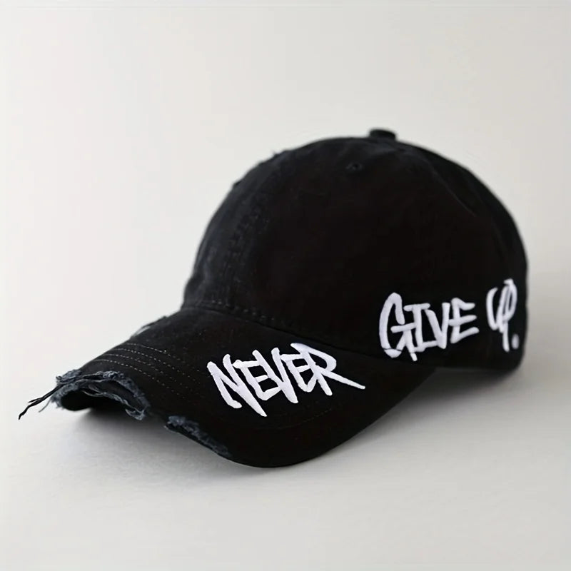 Gorra de béisbol americana con borde desgastado, bordado lateral, visera curva y gorro ligero acolchado.