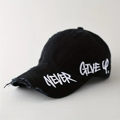 Gorra de béisbol americana con borde desgastado, bordado lateral, visera curva y gorro ligero acolchado.