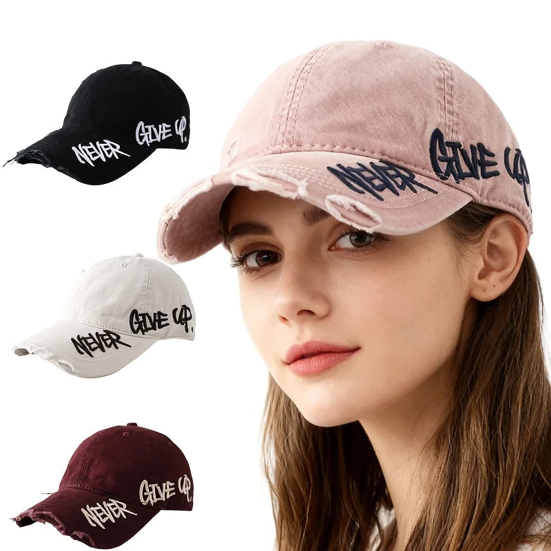 Gorra de béisbol americana con borde desgastado, bordado lateral, visera curva y gorro ligero acolchado.