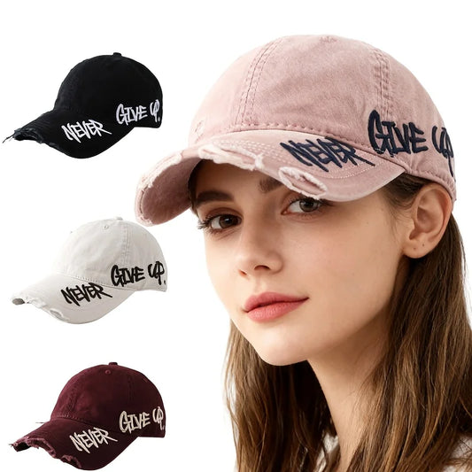 Gorra de béisbol americana con borde desgastado, bordado lateral, visera curva y gorro ligero acolchado.