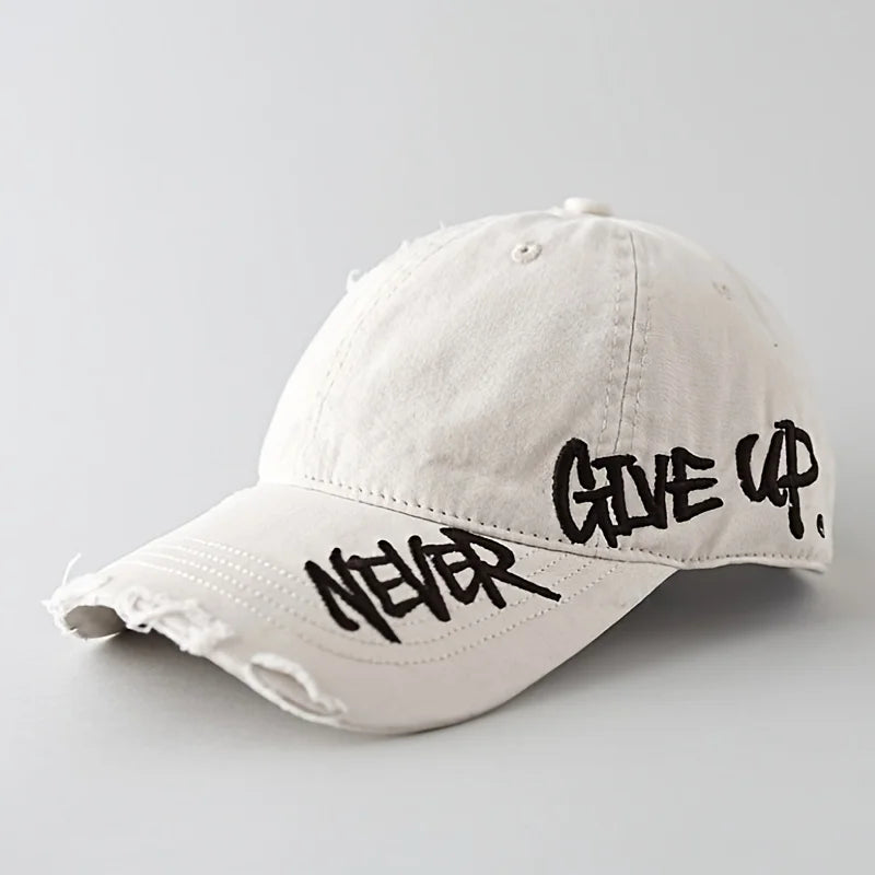 Gorra de béisbol americana con borde desgastado, bordado lateral, visera curva y gorro ligero acolchado.