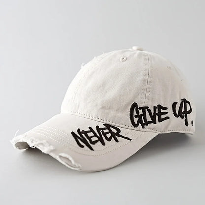 Gorra de béisbol americana con borde desgastado, bordado lateral, visera curva y gorro ligero acolchado.
