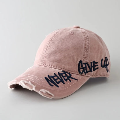 Gorra de béisbol americana con borde desgastado, bordado lateral, visera curva y gorro ligero acolchado.
